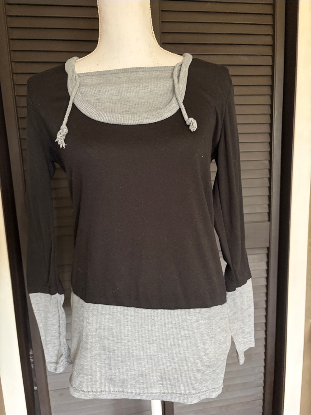 Women’s Two-Tone Black and Gray Long Sleeve Knit Top